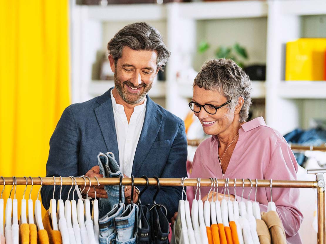Man och kvinna shoppar kläder i butik