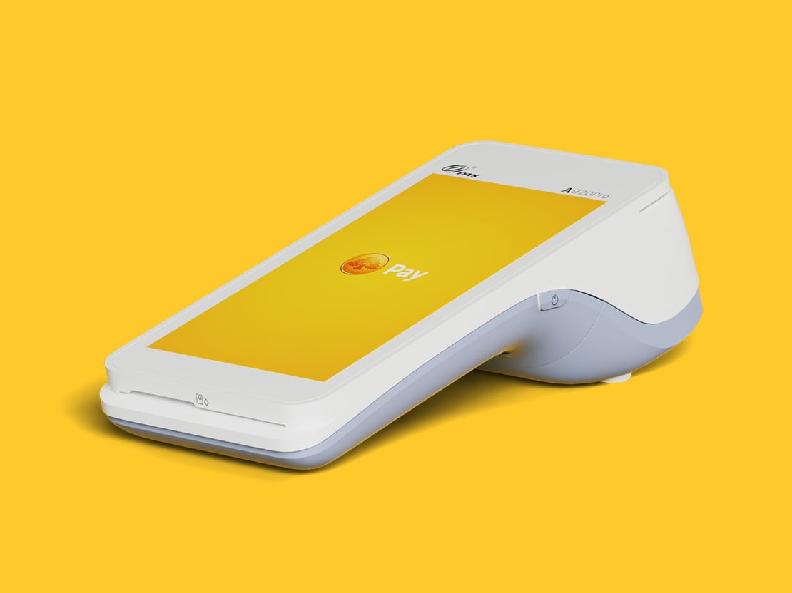Betalterminal PAXA920Pro mot gul bakgrund