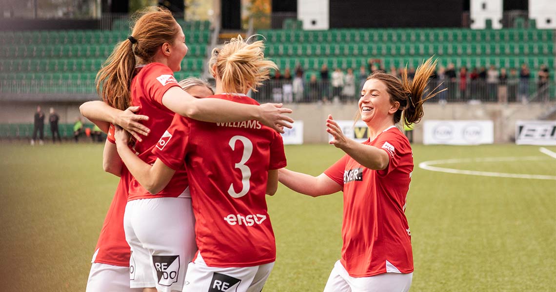 Fotbollsspelare som firar under fotbollsmatch