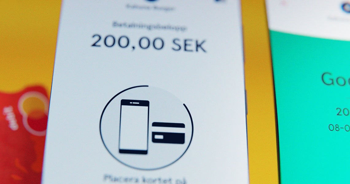 När bild på mobiltelefon som tar emot kortbetalning