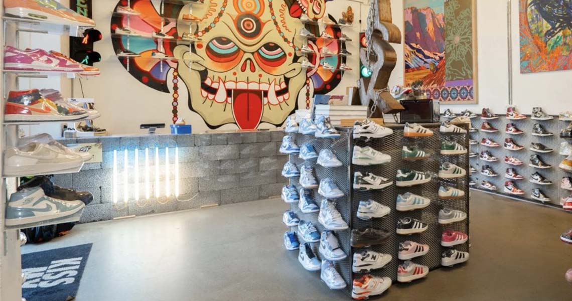 Interiör av Street-Bills butik med mängder av sneakers