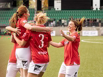 Fotbollsspelare som firar under fotbollsmatch