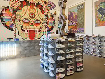 Interiör av Street-Bills butik med mängder av sneakers